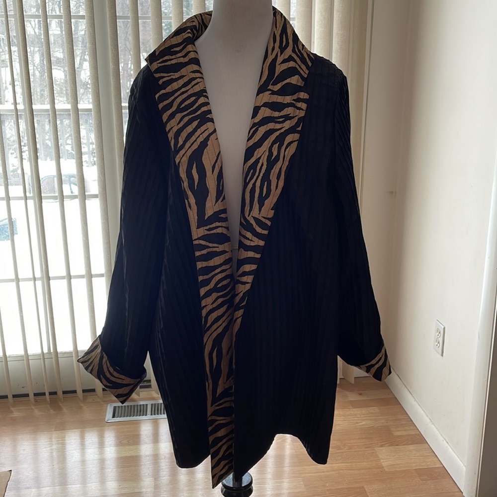 Black & Gold Reversible Swing Jacket, no tags. Good Quality, Attractive, Size 1X - Picture 6 of 7